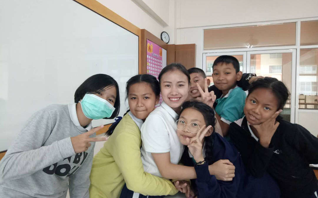 大學生在泰國教漢語